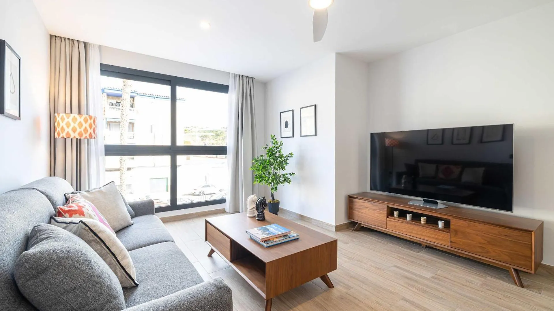 Beach And Golf At Modern Apartment location